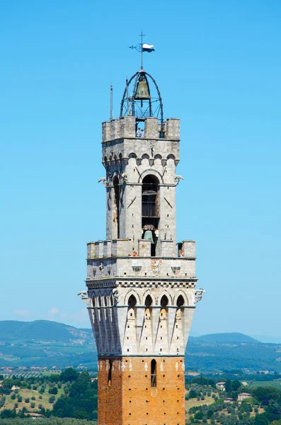 Детальный вид на Торре-дель-Манджиа, башня в Сиене, регион Тоскана, Италия, Европа — стоковое фото