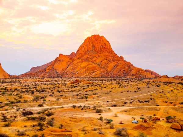 Spitzkoppe, aka Sptizkop - unikalna formacja skalna z różowego granitu w Damaraland krajobraz, Namibia, Afryka — Zdjęcie stockowe