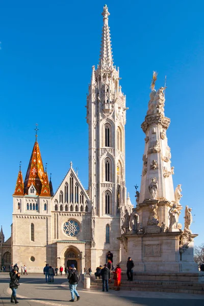 ブダペスト, ハンガリー, ヨーロッパのフィッシャーマンズ バスションワーフにローマ カトリック マーチャーシュ教会、聖三位一体のプラーク列 — ストック写真