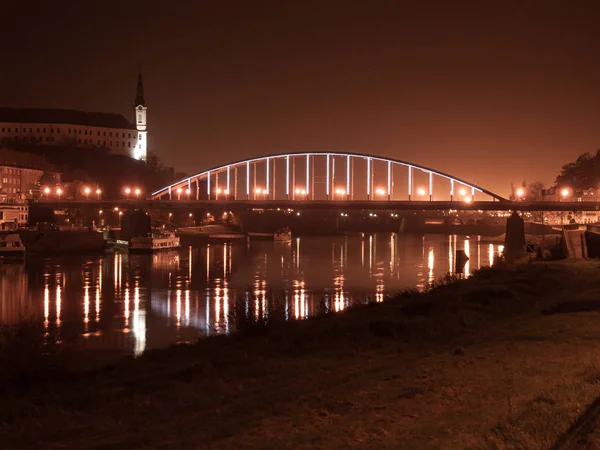 Vue de nuit du château de Decin et du pont de Tyrs sur la rivière Elbe — Photo