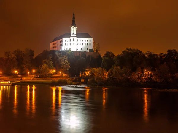 Castello Decin riflesso nel fiume Elba di notte, Repubblica Ceca, Europa — Foto Stock