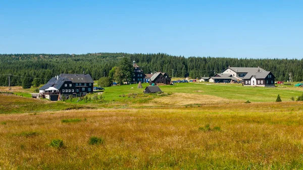Jizerka - küçük pastoral dağ glassmaker Köyü Jizera Mountains, Northern Bohemia, Çek Cumhuriyeti — Stok fotoğraf