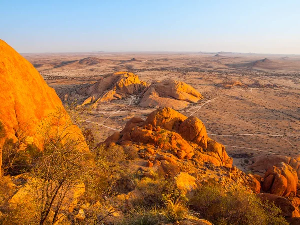 Paisaje alrededor de Spitzkoppe, también conocido como Spitzkop, con formaciones rocosas de granito masivo, desierto de Namib, Namibia, África —  Fotos de Stock