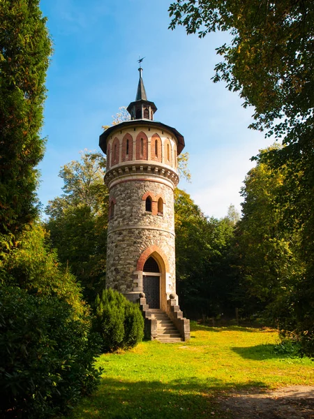 Torre de obras de água arredondadas românticas no parque perto do Castelo Sychrov, República Checa, Europa — Fotografia de Stock