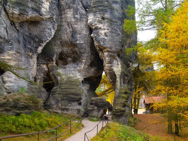 Stretto passaggio attraverso la formazione di roccia arenaria. Tisa Rocks, alias Tiske Walls, Svizzera Ceca-Sassone — Foto Stock