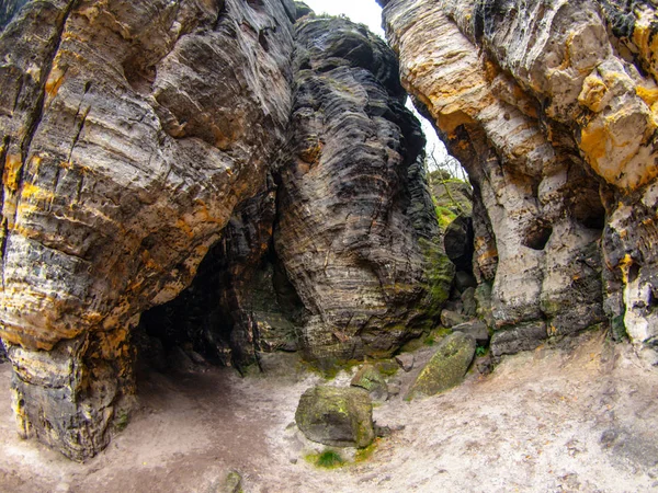 Kumtaşı kaya oluşumu dar geçitten. Tisa kayalar, aka Tiske duvarlar, Çek-Sakson İsviçre — Stok fotoğraf