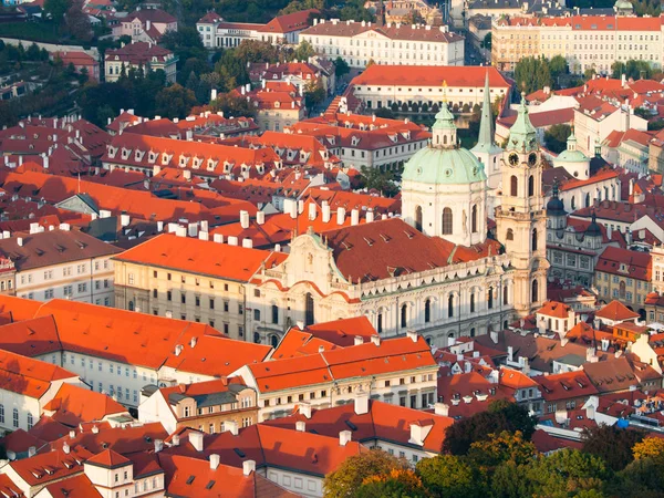 Вид с воздуха на Малый город, он же Мала Страна, с храмом Святого Николая в Праге — стоковое фото