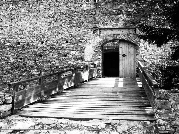 Entrance wooden bridge and gate of medieval stronghold Kasperk Castle near Kasperske Hory in Southern Bohemia, Sumava Mountains, Czech Republic, Europe — Stock Photo, Image