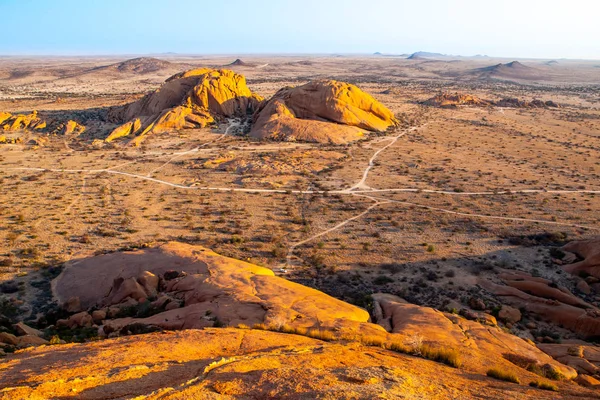 Краєвид навколо Spitzkoppe, aka Spitzkop, з граніт масивний скельними утвореннями, Наміб, Намібія, Африка — стокове фото
