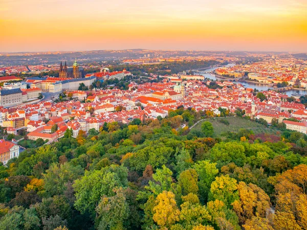 Praha panorama města s hradem, menší město a řeka Vltava. Záběr z Petřínská vyhlídková věž, Česká republika, Evropa — Stock fotografie
