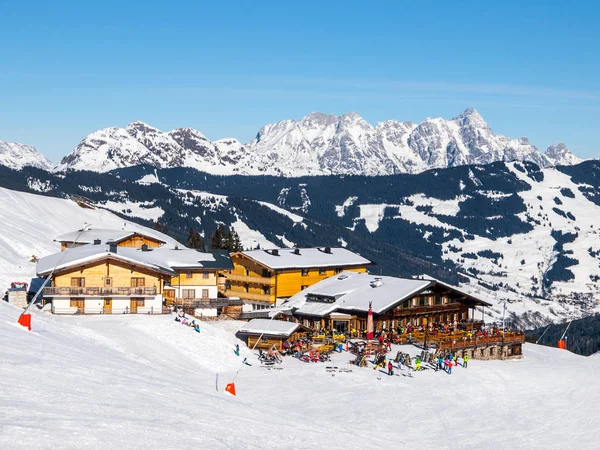 Dół stoku i apres ski górskiej chacie z tarasu restauracji w Saalbach Hinterglemm Leogang zima resort, Austrii, Europie. Słoneczny dzień strzał — Zdjęcie stockowe