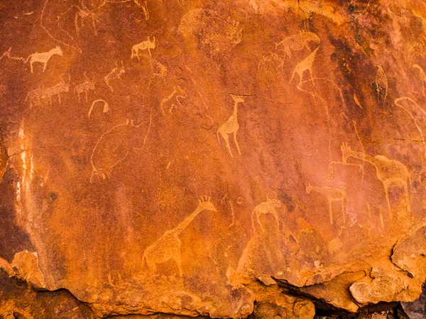 Bushman gravyrer i granit vaggar, Twyfelfontein världsarv, Kunene regionen, Damaraland, Namibia, Afrika — Stockfoto