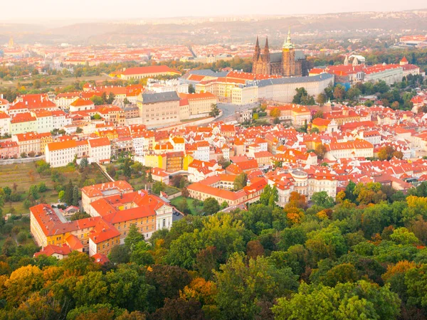 Luchtfoto stadsgezicht panorama van Praag kasteel Hradcany vanaf Petrin uitkijk toren, Tsjechië, Europa — Stockfoto