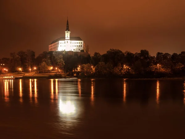 Decin Castle återspeglas i floden Elbe genom natten, Tjeckien, Europa — Stockfoto