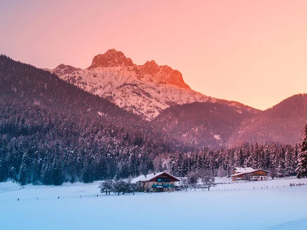 Hora osvětlena sunrise v zimních Alpách. Freezy ráno alpská krajina — Stock fotografie