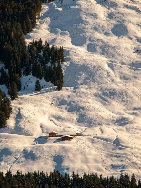 Abendlicher Blick auf die Almhütte im Steilhang. Winterliches Skitourengebiet, Österreichische Alpen, Europa — Stockfoto