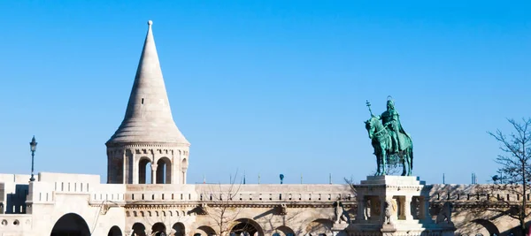 Svatý Štěpán jsem nasedl socha-první král Maďarska v Fishermans Bastion v Budapešti — Stock fotografie