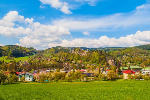 Сільської місцевості з пишною зелені луг, Синє небо та білі хмари в Skala мала в Чеського раю, Чеська Республіка — стокове фото