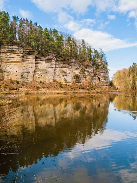 Formazioni rocciose di arenaria riflesse nell'acqua. Plakanek Valley in Bohemian Paradise, alias Cesky Raj, Repubblica Ceca, Europa — Foto Stock