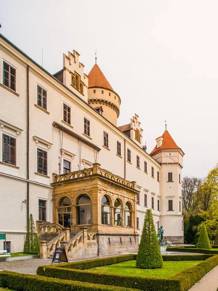 Castillo de Konopiste con hermosa garde. Castillo medieval histórico en Bohemia central, República Checa, Europa — Foto de Stock