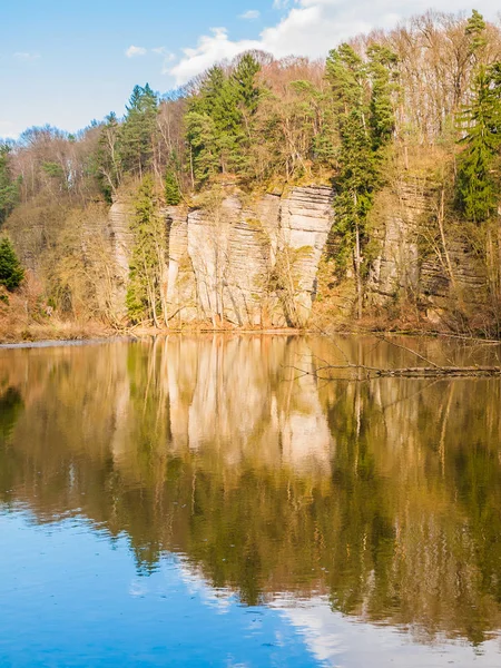 Formazioni rocciose di arenaria riflesse nell'acqua. Plakanek Valley in Bohemian Paradise, alias Cesky Raj, Repubblica Ceca, Europa — Foto Stock