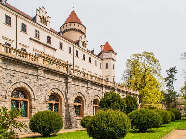 Castillo de Konopiste con hermosa garde. Castillo medieval histórico en Bohemia central, República Checa, Europa — Foto de Stock