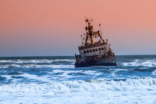 Naufrage dans l'océan Atlantique sauvage à Skeleton Coast, Namibie, Afrique — Photo