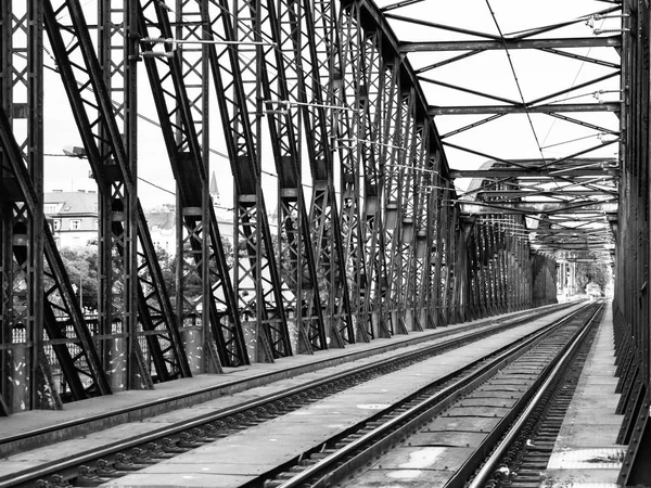 Puente ferroviario de metal antiguo en Vyton, Praga, República Checa. Imagen en blanco y negro —  Fotos de Stock