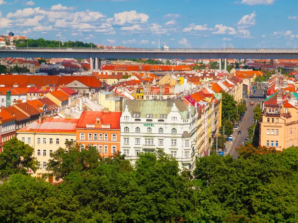 Prag cityscape Nusle Vadisi ve Nusle Köprüsü, Çek Cumhuriyeti ile güneşli yaz gününde — Stok fotoğraf