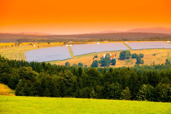 Landskap med solcellefelt. Tydelig tema for energi og fornybare ressurser – stockfoto