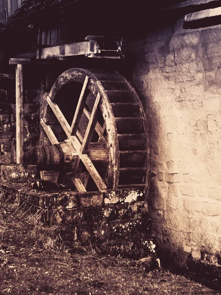 老水车车轮。在农村地区的历史建筑。复古风格的图像 — 图库照片