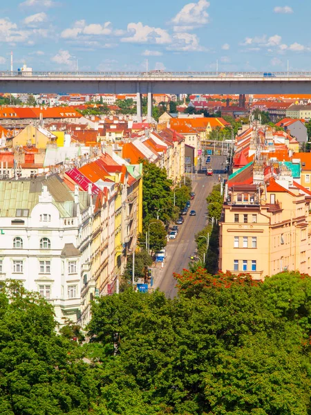 Prag cityscape Nusle Vadisi ve Nusle Köprüsü, Çek Cumhuriyeti ile güneşli yaz gününde — Stok fotoğraf