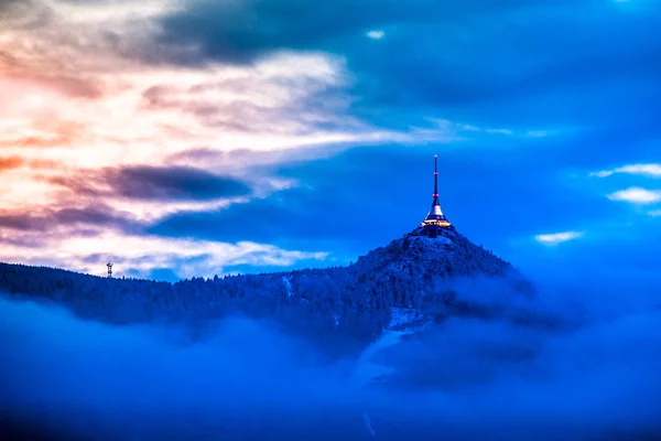 Torre de transmissor Jested iluminada e hotel. Noite nublada azul em Liberec, República Checa — Fotografia de Stock