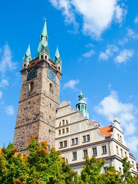 Black Tower och rådhuset i Klatovy solig sommardag, Tjeckien — Stockfoto