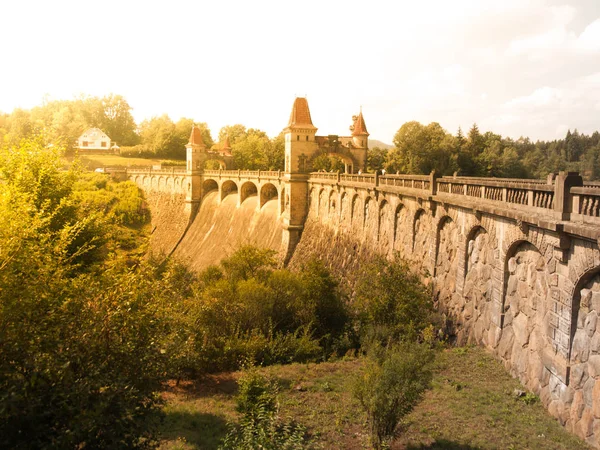 Dique de cuento de hadas Les Kralovstvi con pintorescas torres en el soleado día de verano, República Checa —  Fotos de Stock