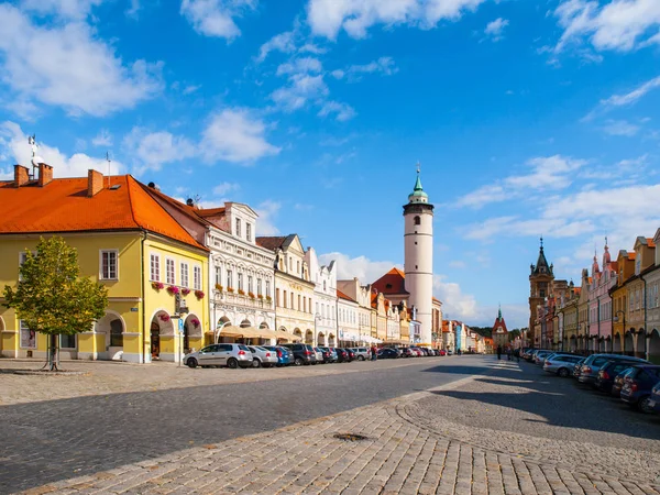 Plaza de la Paz con la Torre Blanca de Domazlice en el día soleado, República Checa — Foto de Stock