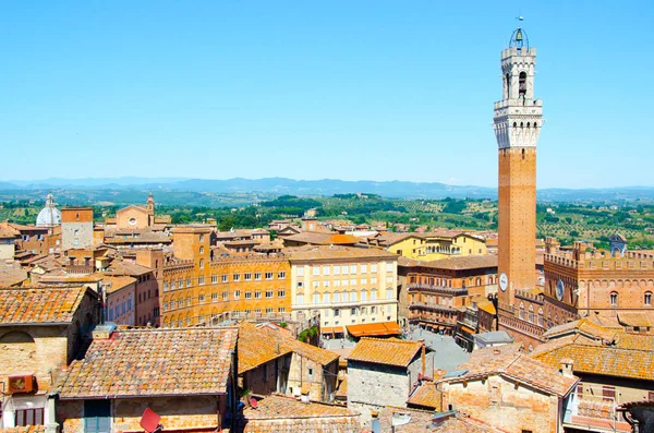 Torre del Mangia en el antiguo centro histórico medieval de Siena — Foto de Stock