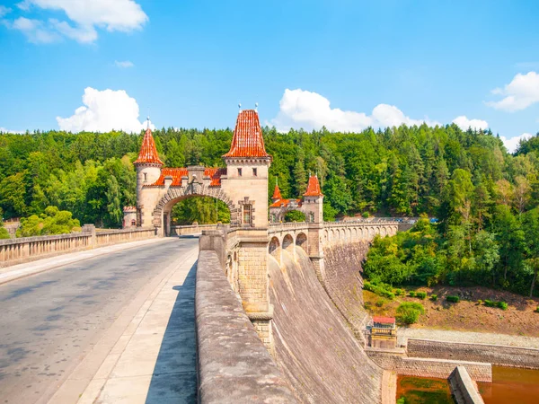 Dique de cuento de hadas Les Kralovstvi con pintorescas torres en el soleado día de verano, República Checa —  Fotos de Stock