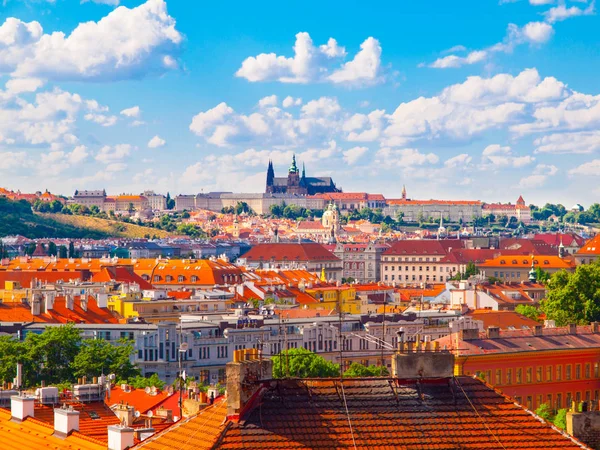 Pražské panorama s Pražský hrad - Hradčany a červené střechy. Slunečný letní den s modrou oblohu a bílé mraky, Česká republika — Stock fotografie