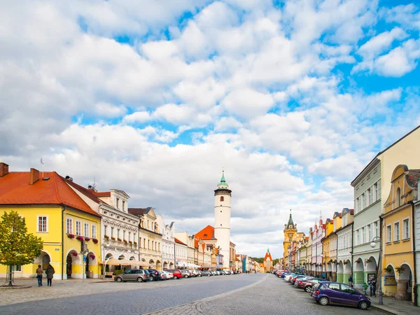 Vrede plein met de witte toren van Domazlice op zonnige dag, Tsjechië — Stockfoto
