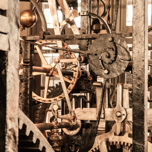 Mecanismo mecánico. Vista de cerca de las ruedas dentadas y otras partes mecánicas del reloj de torre vintage — Foto de Stock