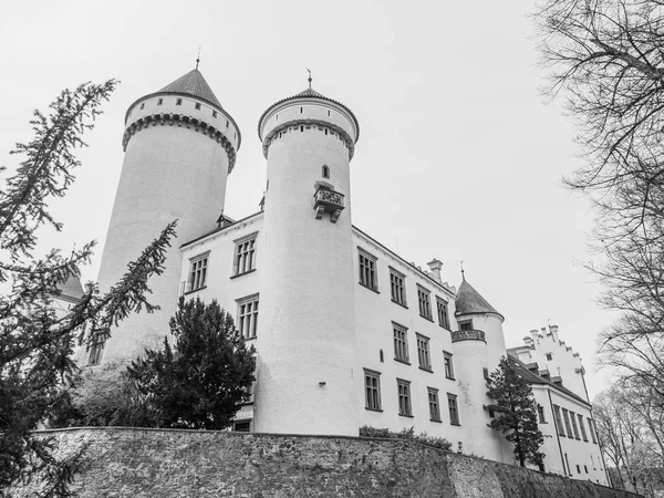 Castelo Konopiste com bela garde. Castelo histórico meadieval no centro da Boêmia, República Checa, Europa — Fotografia de Stock