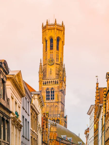 A harangtorony, más néven Belfort, Bruges középkori harangtorony, a történelmi központjában, Bruges, Belgium. Close-Up Nézd felső — Stock Fotó
