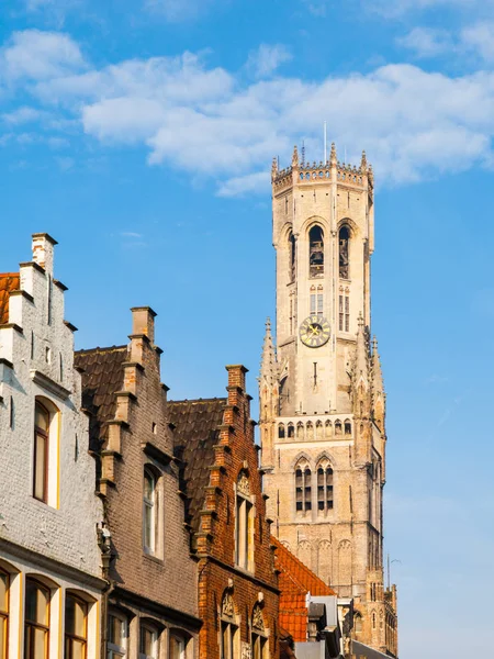 Çan kulesi, aka Belfort, Bruges, Bruges, Belçika tarihi merkezinde Ortaçağ çan kulesinde. Yakın çekim manzarasını — Stok fotoğraf