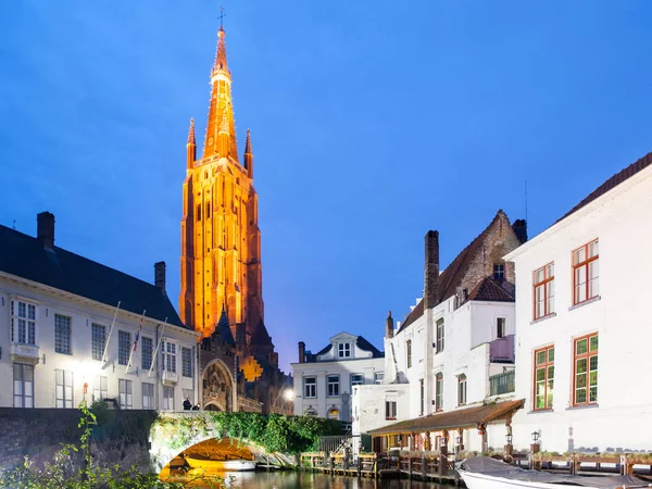 Iglesia de Nuestra Señora y puente sobre el canal de agua por la noche, Brujas, Bélgica —  Fotos de Stock