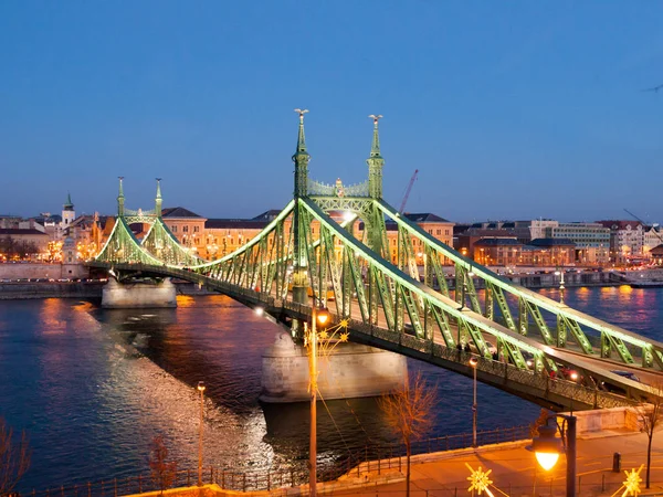 Éclairage nocturne du pont Liberty et du Danube. Budapest, Hongrie — Photo