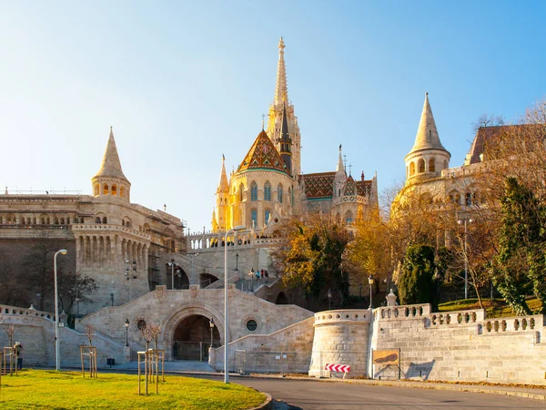 Buda Castle Hill Budapeşte, Macaristan için önden görünüm balıkçı burçlarından merdiven. Sunny sonbahar günü vurdu — Stok fotoğraf