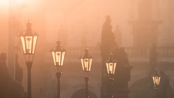 Farolas en el puente Charles iluminadas por el sol en la mañana, Ciudad Vieja, Praga, República Checa —  Fotos de Stock