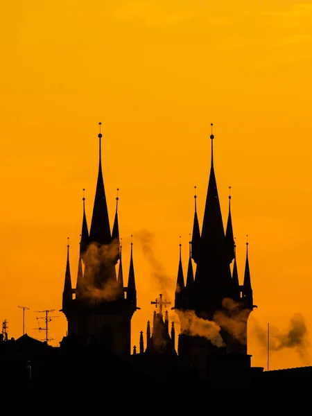 Sylwetka dwie wieże z kościoła Najświętszej Marii Panny przed Tyn rano Praga, Republika Czeska. Kontrast controur czarny i pomarańczowy niebo — Zdjęcie stockowe
