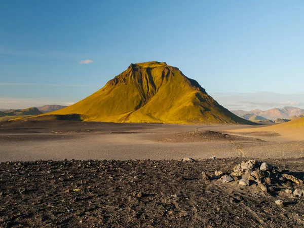 Collines verdoyantes et terrain rocheux noir des hautes terres islandaises le long du sentier de randonnée de Laugavegur, Islande. Coup de soleil d'été — Photo